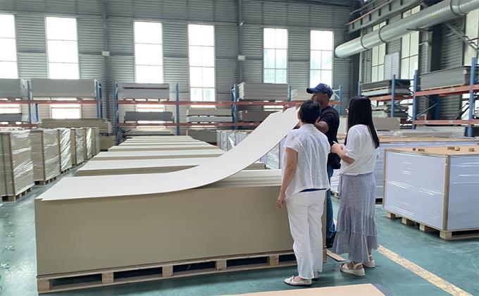 SPC Duvar Paneli 600*2440*4mm Su ge&ccedil;irmez Taş Plastik &Ccedil;evre dostu Ahşap Taneler Dikişsiz Kilitli İ&ccedil; Dekorasyon Tahta 12